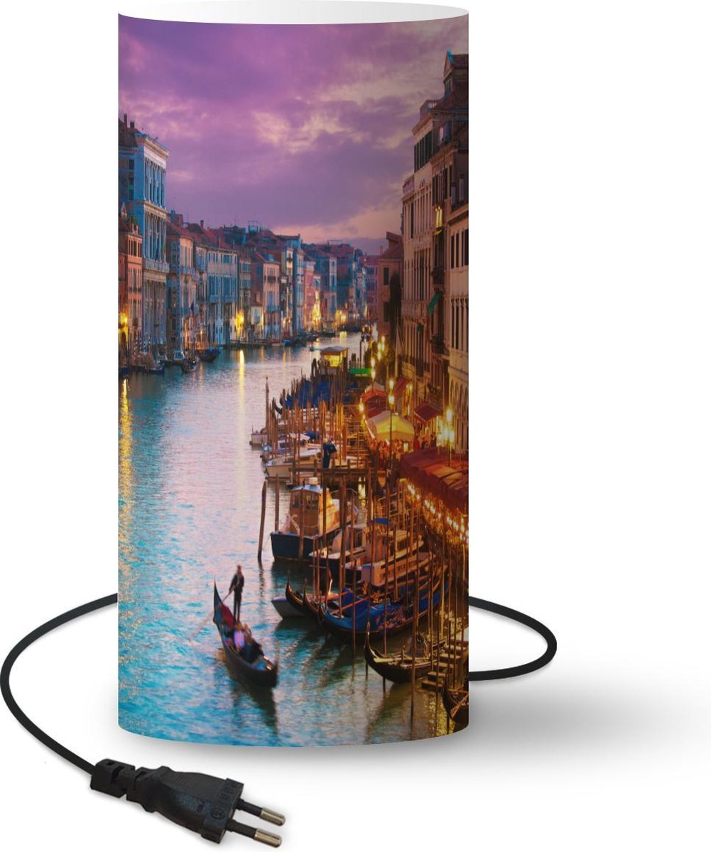 Lamp - Nachtlampje - Tafellamp slaapkamer - Water - Licht - Architectuur - Italië - 54 cm hoog - Ø24.8 cm - Inclusief LED lamp