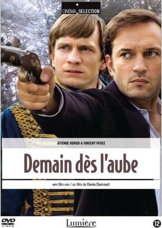 Twee mannen in kostuum, de linker houdt een pistool vast. Film "Demain dès l'aube".
