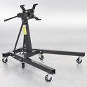 Support moteur noir et robuste avec quatre roulettes pivotantes et un mécanisme de rotation.