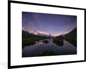 Fotolijst incl. Poster - Een paarse hemel boven de Zwitserse Matterhorn - 90x60 cm - Posterlijst