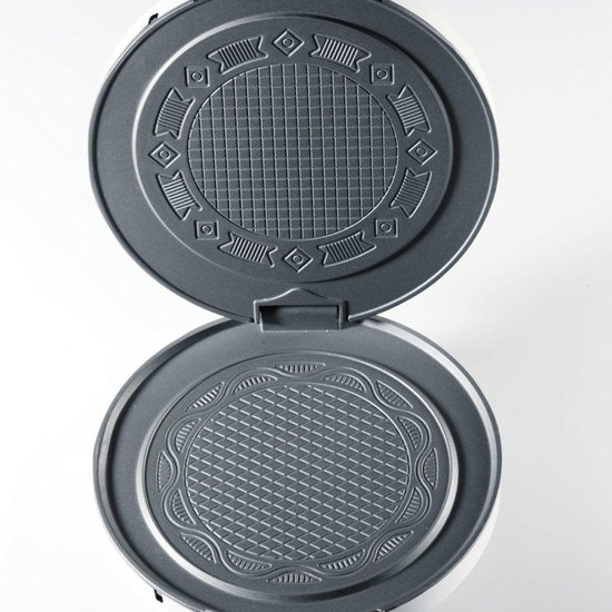 Gouden wafelplaten met cirkelvormige patronen, open wafelijzer.