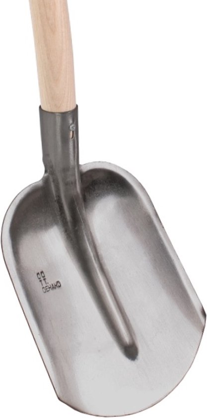 Kleine metalen schep met een essen houten steel.