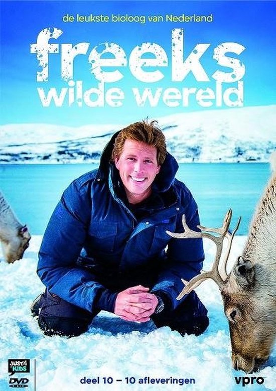 Een man in een blauwe winterjas knielt in de sneeuw, met twee rendieren. Boven hem staat 'Freek's Wilde Wereld'.