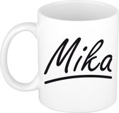 Mika naam cadeau mok / beker met sierlijke letters - Cadeau collega/ vaderdag/ verjaardag of persoonlijke voornaam mok werknemers