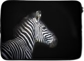 Laptophoes 14 inch 36x26 cm - Zebra op zwarte achtergrond - Macbook & Laptop sleeve Zebra van de zijkant op zwarte achtergrond - Laptop hoes met foto