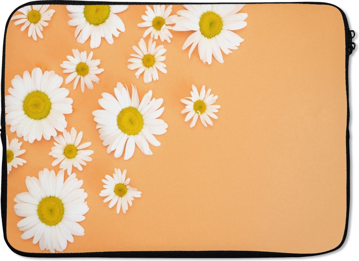 Laptophoes 14 inch - Kamillebloemen op oranje vloer - Laptop sleeve - Binnenmaat 33x23 cm - Zwarte achterkant