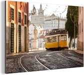 Wanddecoratie Metaal - Aluminium Schilderij Industrieel - Tram - Lissabon - Portugal - 120x80 cm - Dibond - Foto op aluminium - Industriële muurdecoratie - Voor de woonkamer/slaapkamer