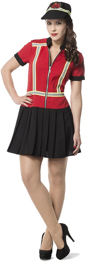 Vrouw in rood uniform met pet, zwarte geplooide rok en zwarte hoge hakken.