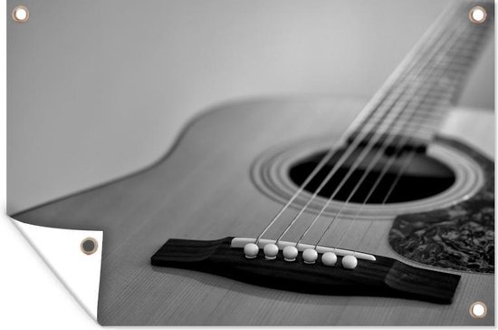 Tuindecoratie Schuine kijk op een akoestische gitaar - zwart wit - 60x40 cm - Tuinposter - Tuindoek - Buitenposter