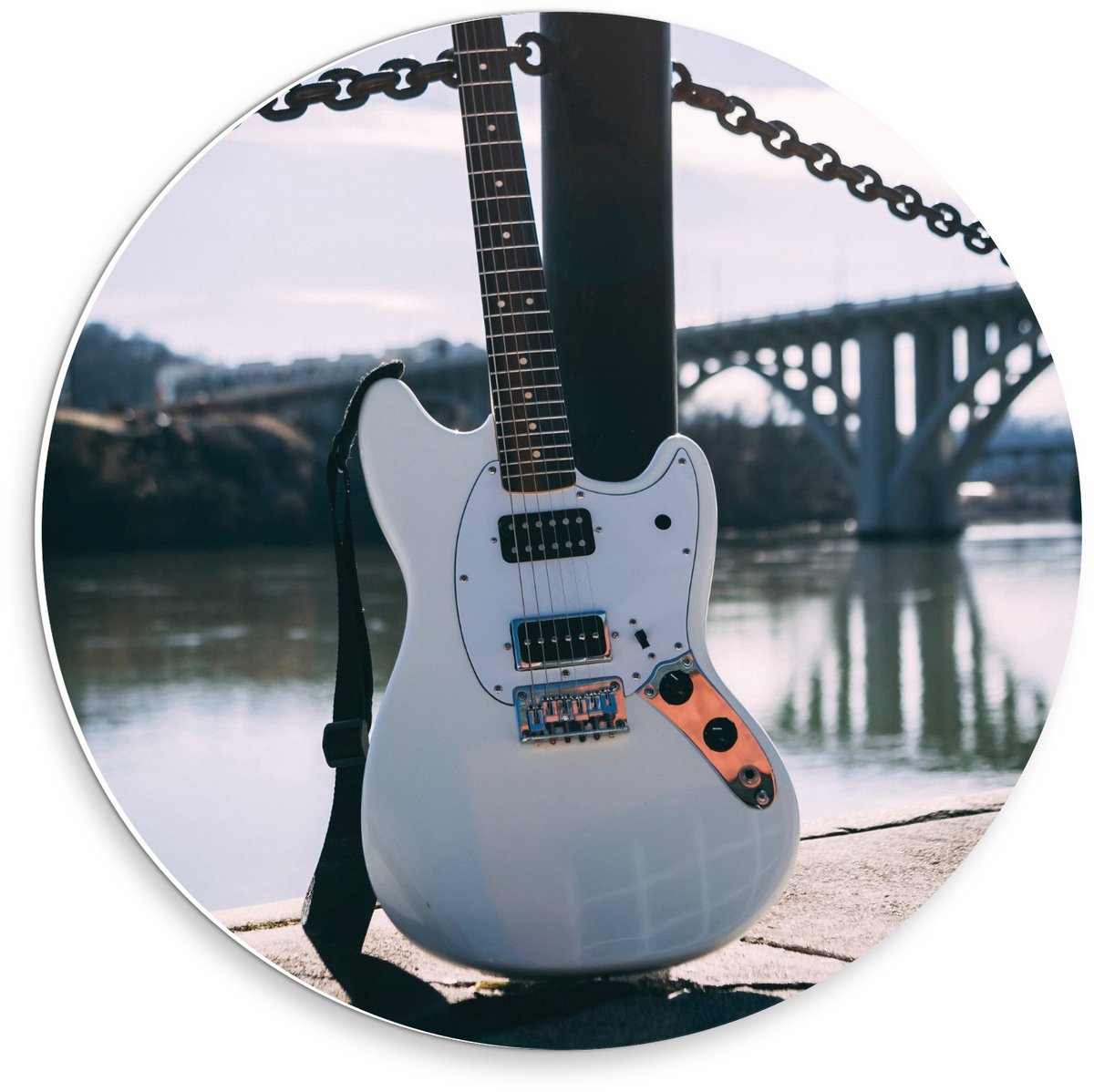 Forex Wandcirkel - Witte Gitaar voor Brug - 30x30cm Foto op Wandcirkel (met ophangsysteem)