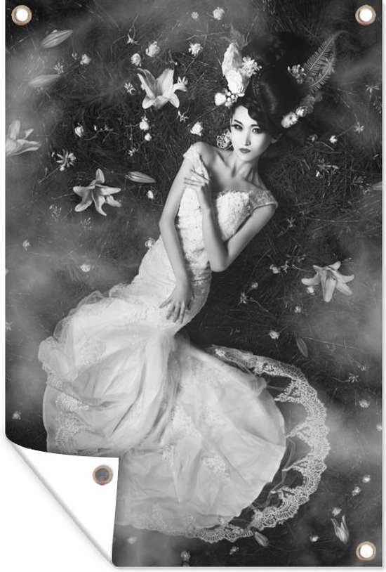 Muurdecoratie Vrouw in trouwjurk omringd met bloemen - zwart wit - 120x180 cm - Tuinposter