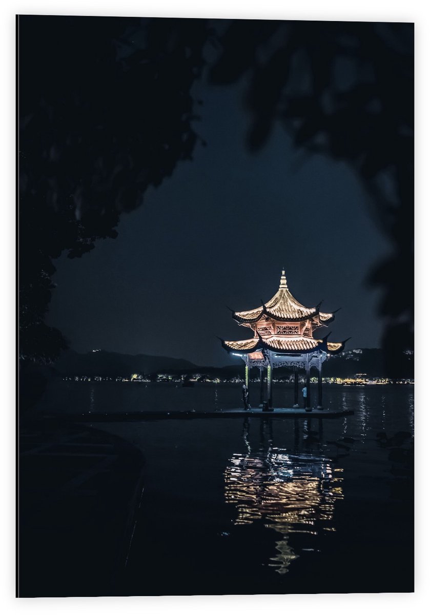 KuijsFotoprint Dibond - Lichtgevend Kapelletje op het Water - 40x60cm Foto op Aluminium (Met Ophangsysteem) Blauw