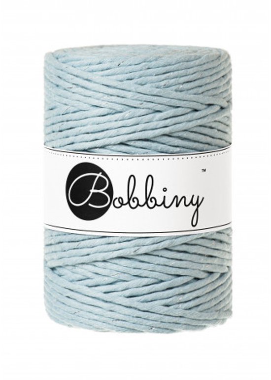 Bobbiny Macramé garen 5mm in zilverkleurig mistig blauw met zilveren glitters.