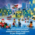LEGO City sneeuwscène met kerstman op trein, minifiguren en kerstbomen. 'Les mini-constructions emblématiques inspirent le jeu imaginatif'.