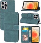 Reliëf gestreepte magnetische gesp PU + TPU horizontale flip lederen hoes met houder & kaartsleuf & portemonnee & fotolijst & sling voor iPhone 13 Pro Max (groen)