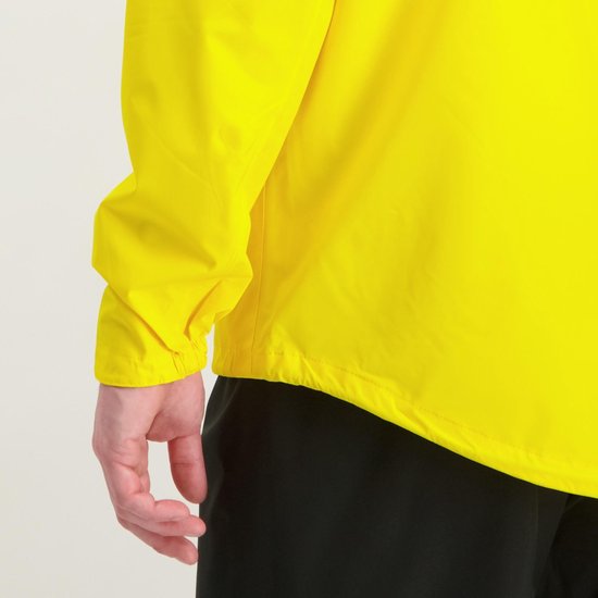 Geel regenjack, detail van de mouw met opgestikte zak en verstelbaar trekkoord aan de zoom.