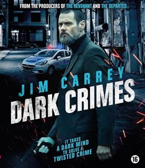 Jim Carrey met pistool in de hand, donker kostuum, filmcover Dark Crimes, politieauto op de achtergrond.