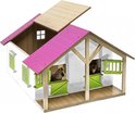 Houten paardenstal met roze dak, groene luiken en deuren. Twee paardenkoppen kijken uit de boxen.