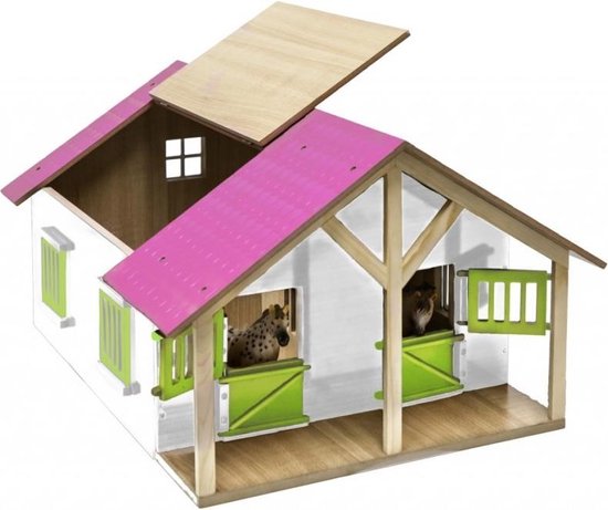 Houten paardenstal met roze dak, groene luiken en deuren. Twee paardenkoppen kijken uit de boxen.
