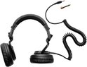 Zwarte DJ-koptelefoon met opgerolde kabel en 3,5mm en 6,35mm adapters.
