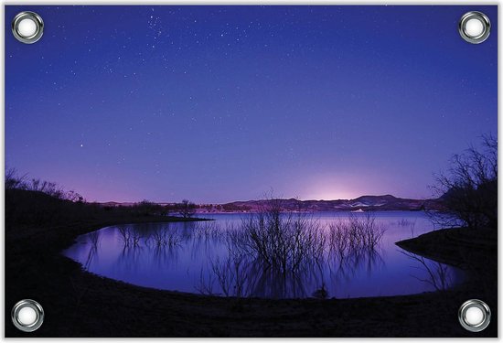 Tuinposter –Paarse Schemer bij Meer met Sterren– 40x30 Foto op Tuinposter (wanddecoratie voor buiten en binnen)