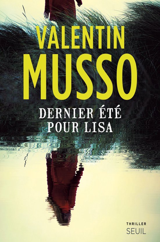 Couverture de livre avec le titre 'VALENTIN MUSSO DERNIER ÉTÉ POUR LISA' en lettres jaunes. Une silhouette en robe rouge se tient sur une plage floue, réfléchie dans l'eau.