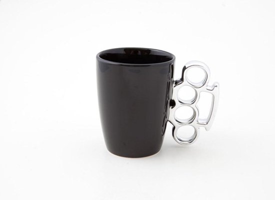 Tasse noire avec une poignée chromée en forme de poing américain.
