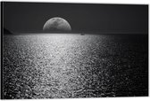 Dibond –Maan aan de Horizon Zwart - Wit– 60x40 Foto op Aluminium (Wanddecoratie van metaal)