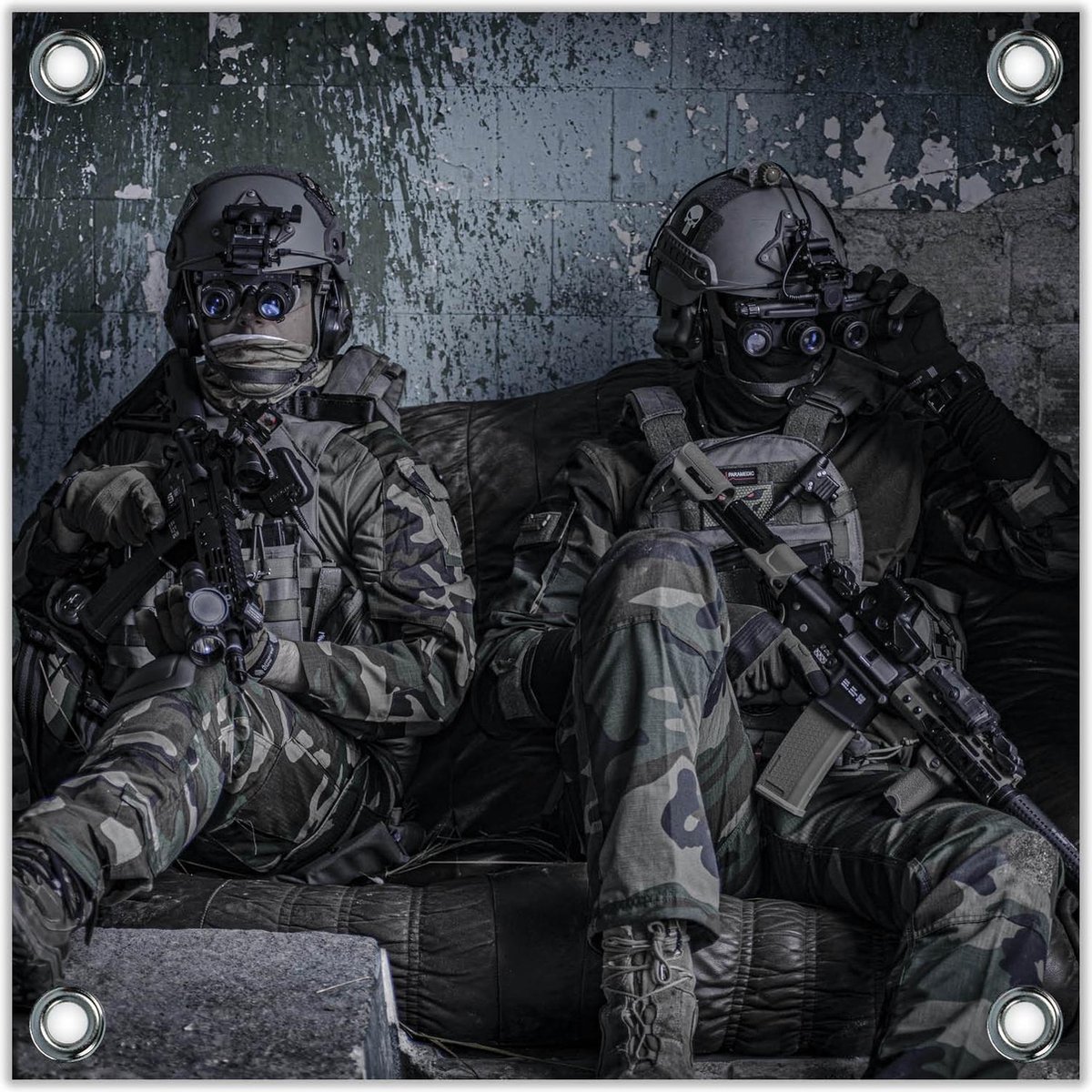 Tuinposter –Militairen in Donkere kelder– 100x100 Foto op Tuinposter (wanddecoratie voor buiten en binnen) op Prijzenvolger.com
