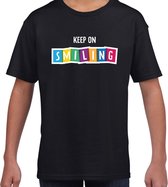 Keep on smiling fun tekst t-shirt zwart kids L (146-152)
