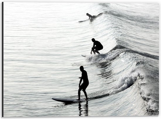 Dibond - Surfers op Golven in de Zee - 40x30cm Foto op Aluminium (Wanddecoratie van metaal)