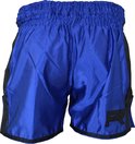 Korte blauwe sportbroek met zwarte zijkanten en een zwart "PR" logo op de rechterpijp.