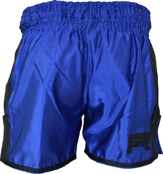 Korte blauwe sportbroek met zwarte zijkanten en een zwart "PR" logo op de rechterpijp.
