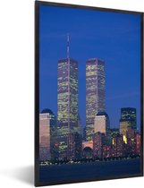 Fotolijst incl. Poster - Het World trade center omringt door het stadslandschap van New York in de avond - 80x120 cm - Posterlijst
