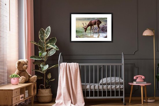 Photo dans le cadre - Boire le cerf d'un ruisseau de forêt cadre photo noir avec passe-partout blanc 60x90 90x60 cm - Affiche dans le cadre (Décoration murale salon / chambre)