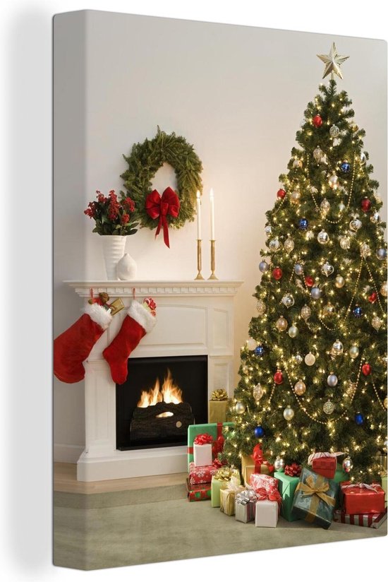Canvas Schilderij Een kerstboom met cadeautjes naast een open haard - 30x40 cm - Wanddecoratie