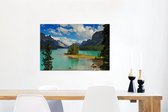 Canvas Schilderij Eiland op een meer in het Nationaal park Jasper in Canada - 90x60 cm - Wanddecoratie