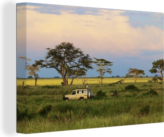 Canvas Schilderij Safari auto rijdt door het Nationaal park Serengeti in Afrika - 120x80 cm - Wanddecoratie