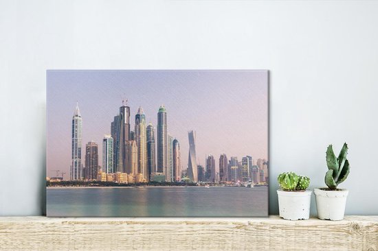 Canvas Schilderij De skyline van de wolkenkrabbers die in Dubai aan zee liggen - 30x20 cm - Wanddecoratie