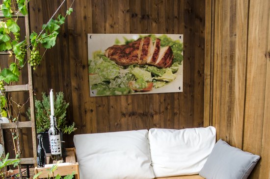 Tuinposter 90x60 cm - Tuindecoratie Close-up van een caesar salade met gegrilde kip - Poster voor in de tuin - Buiten decoratie - Schutting tuinschilderij - Tuindoek muurdecoratie - Wanddecoratie balkondoek