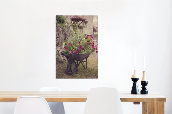Coin charmant avec une brouette pleine de fleurs 60x90 cm - Tirage photo sur toile (Décoration murale salon / chambre) / Peintures Fleurs sur toile
