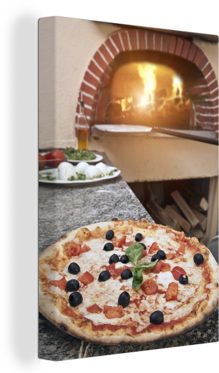 Canvas Schilderij Pizza uit pizza oven - 20x30 cm - Wanddecoratie