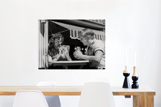 Canvas Schilderij Tieners eten hotdogs - 80x60 cm - Wanddecoratie