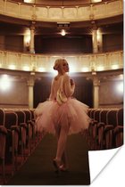 Poster Ballerina met een roze tutu in een theater - 20x30 cm