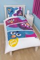 Housse de couette avec trois Furby's en rose, violet et bleu. Texte "Kah toh loo" et "Noo-loo!".