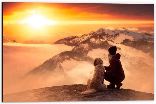 Dibond - Vrouw met Hond op Bergtoppen Kijkend naar Zonsondergang - 60x40cm Foto op Aluminium (Met Ophangsysteem)