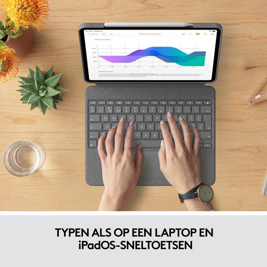 Vrouw met ringen typt op een grijze iPad hoes met toetsenbord en trackpad. Grafiek op het iPad-scherm.
