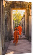 Monniken maken wandeling door poort - Foto op Canvas - 100 x 150 cm