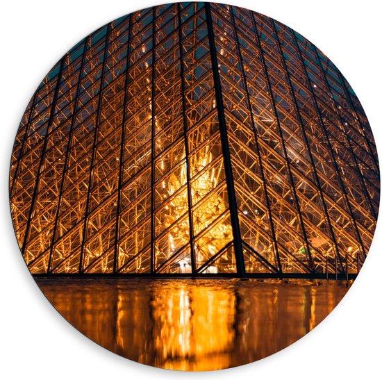 Dibond Wandcirkel - Louvre in Parijs tegen de Avond - 80x80cm Foto op Aluminium Wandcirkel (met ophangsysteem)