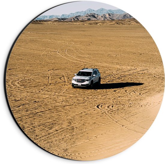 Dibond Wandcirkel - Auto in de Vlakte in Woestijn - 20x20cm Foto op Aluminium Wandcirkel (met ophangsysteem)